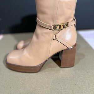 New unworn Tod's Beige Leather Heeled Boots designer size 7